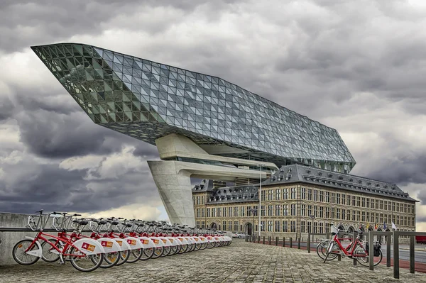 Antwerpen, Belgien - Oktober 14, 2016: Nya office porten i den hamnen i Antwerpen, Belgien. Cykelparkeringar uthyres. — Stockfoto
