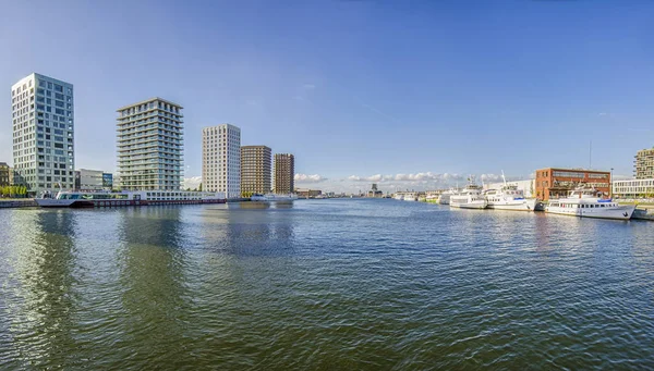 Kvällen med utsikt över kajen med namnet "Kattendijkdok" i Antwerpen. Belgien. — Stockfoto