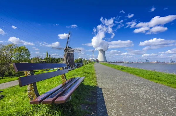 Widok z elektrowni atomowej w mieście Doel, Belgia. — Zdjęcie stockowe