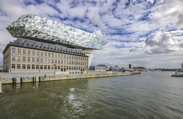 Antwerpen, Belgien - 22 April 2017: Nya office port i hamnen i Antwerpen, Belgien — Stockfoto