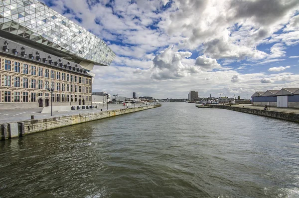 Antwerpen, Belgien - 22 April 2017: Nya office port i hamnen i Antwerpen, Belgien — Stockfoto