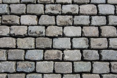 Büyük taş bloklar yol.