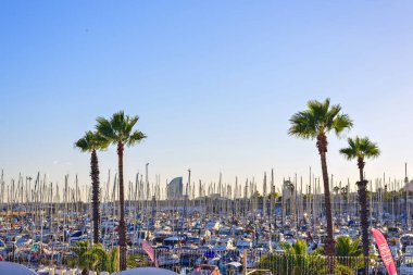 Bağlantı noktası günbatımında Olimpiyat Barcelona İspanya. Yelkenli ve gemi yelken