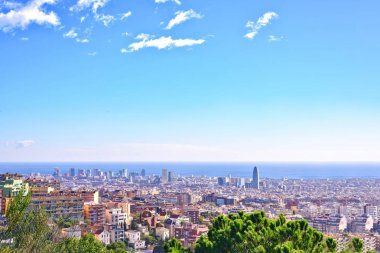 Barcelona city Park Guell görünümünden gündoğumu. Güzel mavi gökyüzü