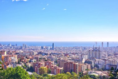 Barcelona city Park Guell görünümünden gündoğumu. Güzel mavi gökyüzü