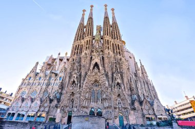 Barcelona İspanya - 09 Kasım 2016: La Sagrada Familia, İsa'nın Doğuşu cephe - yapı 19 Mart 1882 yılından bu yana olmak Gaudi tarafından tasarlanan ünlü Katedrali