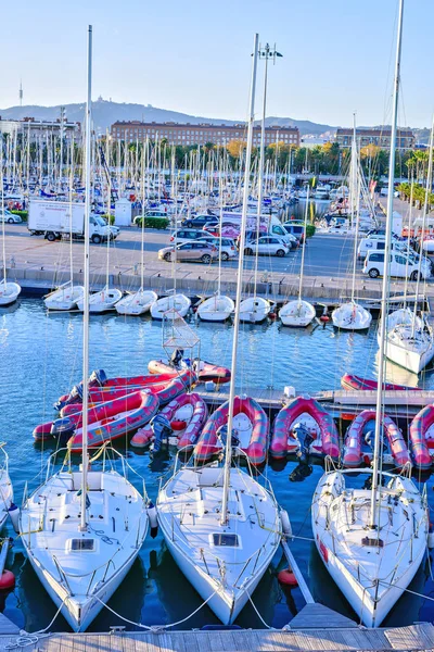 Boote am pier in barcelona, spanien. warmer Sonnenuntergang — Stockfoto