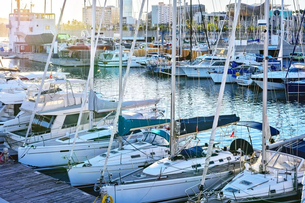 Boote am pier in barcelona, spanien. warmer Sonnenuntergang — Stockfoto