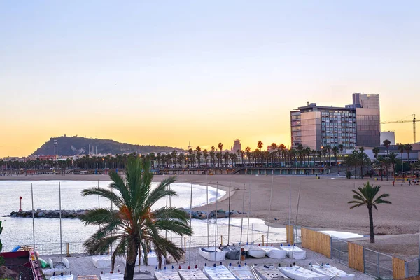 Barcelona Strand bei Sonnenuntergang Platja Nova Icaria oder Barceloneta Blick — Stockfoto