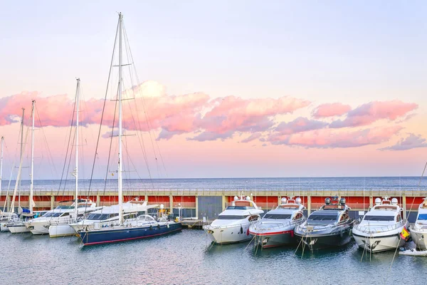 Boote am pier in barcelona, spanien. warmer Sonnenuntergang — Stockfoto