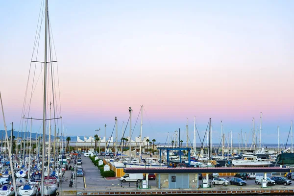 Boats at the Pier in Port Olimpic Barcelona, Spain. Warm Sunset — Stock Photo, Image