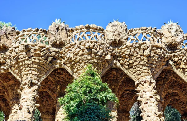 グエル公園は、ガウディ スペイン バルセロナの建築家によって建てられたの石列のアーケード — ストック写真
