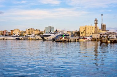 Port Vell gün batımında. Güzel huzurlu manzara Barcelona, İspanya