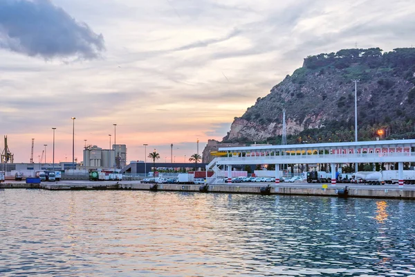 Port Vell, a naplemente. Gyönyörű kilátással Barcelona, Spanyolország — Stock Fotó