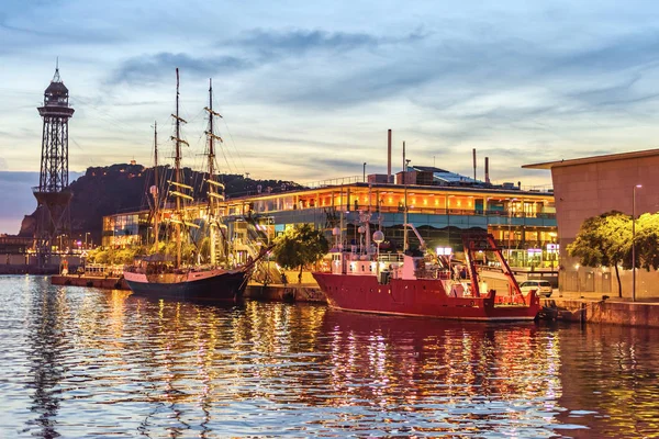 Port Vell Segelboote bei Sonnenuntergang. schöne friedliche sicht barcelona, spanien — Stockfoto