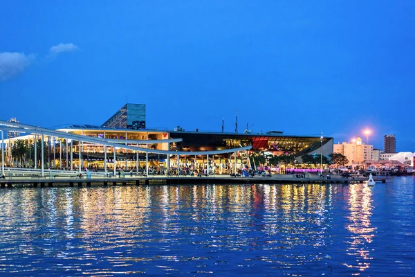 Rambla de Mar at Port Vell, Maremagnum view night, Barcelona, Espanha — Fotografia de Stock