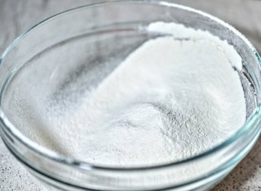 Bir büyük cam top buğday unu