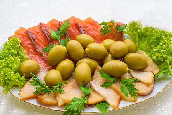Wędzony łosoś i ryb z oliwek zakąska. Dania kuchni rosyjskiej — Zdjęcie stockowe