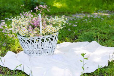Vintage çerçeve ve çiçek beyaz sepet içinde