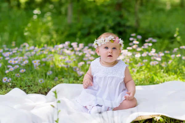 Bébé fille en plein air portrait — Photo