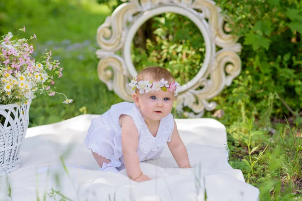 Bebé niña al aire libre retrato —  Fotos de Stock