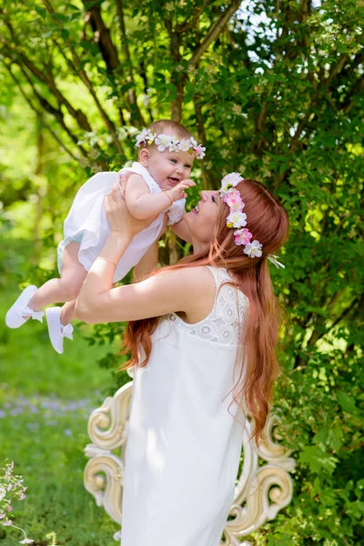 Feliz bebé niña y madre retrato — Foto de Stock