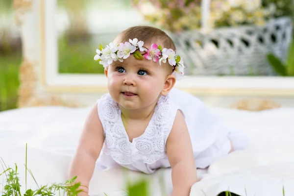 Bebê menina ao ar livre retrato — Fotografia de Stock