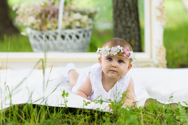 Bebê menina ao ar livre retrato — Fotografia de Stock