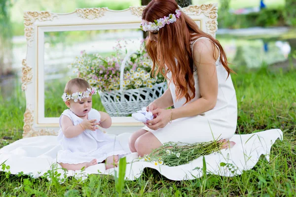 Feliz bebé niña y madre retrato — Foto de Stock