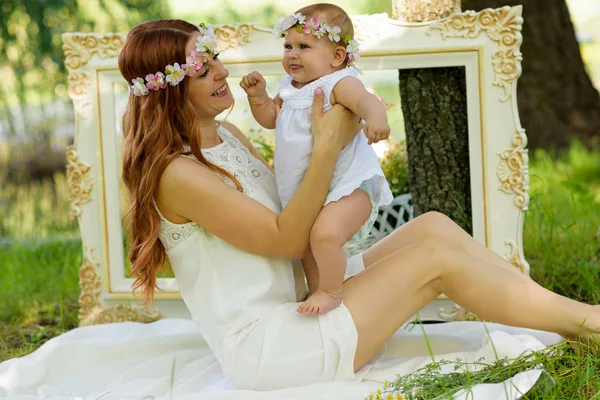 Feliz bebé niña y madre retrato — Foto de Stock