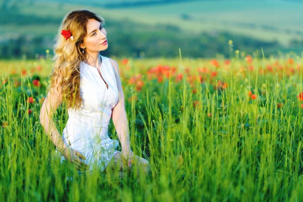 Chica en el campo de amapola —  Fotos de Stock