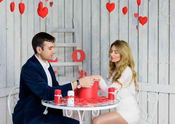 Casal feliz de mãos dadas — Fotografia de Stock