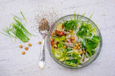 Yeşil buğday ve nohut bir kase ile karışık salata. Ev yapımı sağlıklı gıda birçok baharat