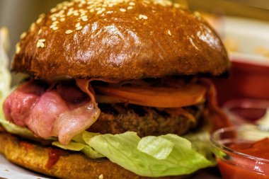 Ev yapımı taze hamburger ahşap bir tepside pastırmalı