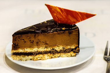 Karamelli Mus dilim pasta beyaz bir tablo