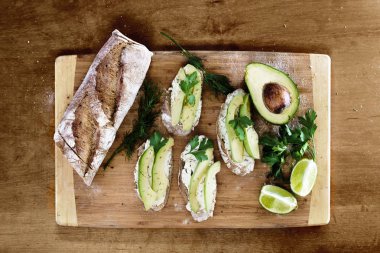 Avokado bruschetta organik taze meze