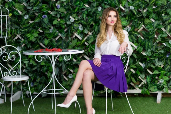 Chica rubia retrato en la cafetería al aire libre —  Fotos de Stock