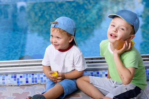 Zwei entzückende Geschwisterkinder, die Spaß im Freien haben — Stockfoto