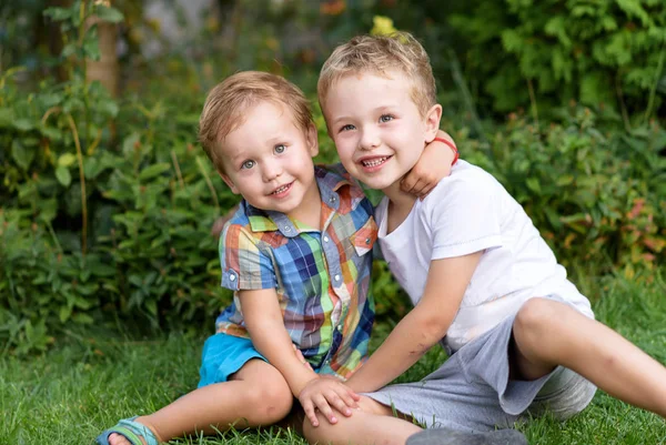 Two adorable brothers kids hugging — Stock Photo, Image