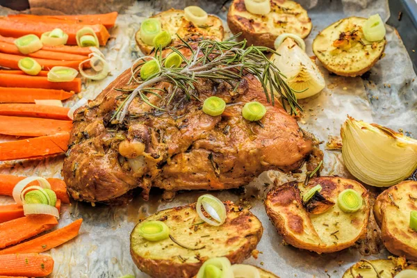 Geroosterde knoflook en citroensap Turkije met groenten en rozemarijn. Zelfgemaakte diner — Stockfoto