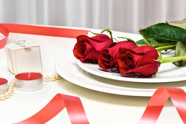 Rosas vermelhas no fundo branco. Composição romântica para Dia dos Namorados, Aniversário, Eventos. Lugar para texto — Fotografia de Stock
