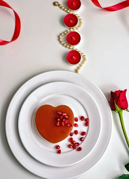 Herzförmige rote Torte auf einem weißen Teller. köstliches Dessert für Valentinstag romantisches Abendessen — Stockfoto