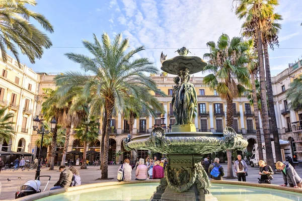 Spanien 10 November - klassiskt fontän av de tre gracerna på Placa Reial i staden Barcelona i Katalonien Royaltyfria Stockbilder