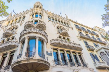 Güzel mimari cephe üzerinde 11 Kasım 2016 ünlü Passeig de Gracia Caddesi Eixample bölgesinde, Barcelona, İspanya