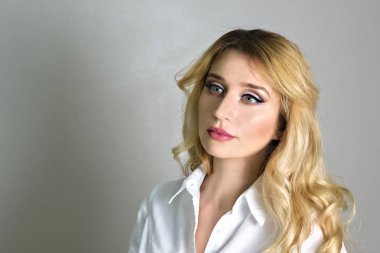 Güzel moda lüks makyaj, uzun kirpik, mükemmel cilt yüz makyaj. Güzellik sarışın model kadın, mavi gözleri yakından olun. Mat dudaklar