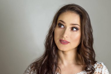 Güzel moda lüks makyaj, uzun kirpik, mükemmel cilt yüz makyaj. Güzellik sarışın model kadın, kahverengi gözleri yakından olun. Mat dudaklar