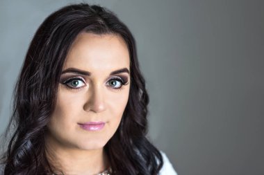 Güzel moda lüks makyaj, uzun kirpik, mükemmel cilt yüz makyaj. Güzellik sarışın model kadın, yeşil gözleri yakından olun. Mat dudaklar