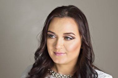 Güzel moda lüks makyaj, uzun kirpik, mükemmel cilt yüz makyaj. Güzellik sarışın model kadın, yeşil gözleri yakından olun. Mat dudaklar