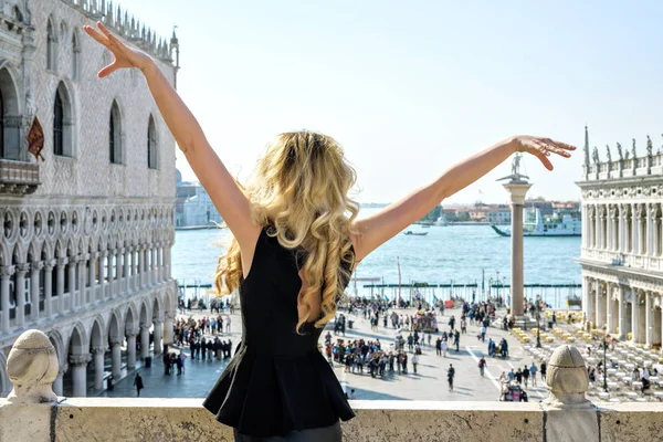 Joven hembra en la plaza San Marco de Venecia. Vista trasera —  Fotos de Stock
