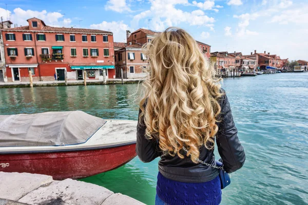 Mujer caminando en la isla de Murano Italia. Viajero o chica turística explorando la ciudad —  Fotos de Stock